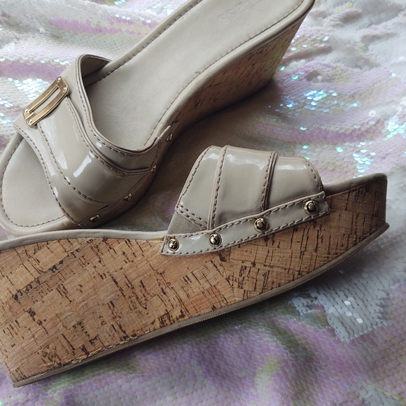 Women's Guess Sandals size 10. - Picture 2 of 15